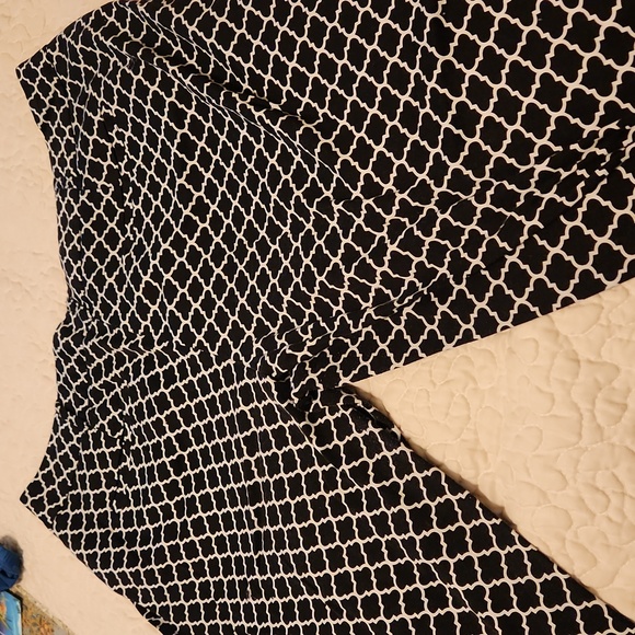 Trellis pattern black and white ankle length pants with back & front pockets - Picture 5 of 5